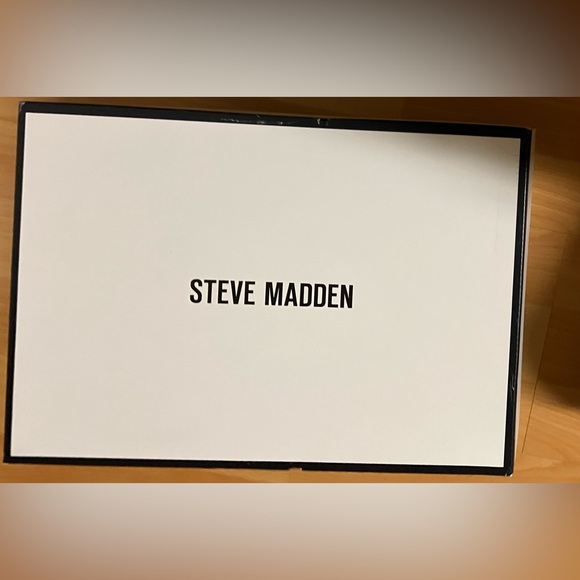 STEVE MADDEN Marvin Sneakers. White/Green Faux Leather (w/ charm)- Size: 7.5 - Picture 10 of 11